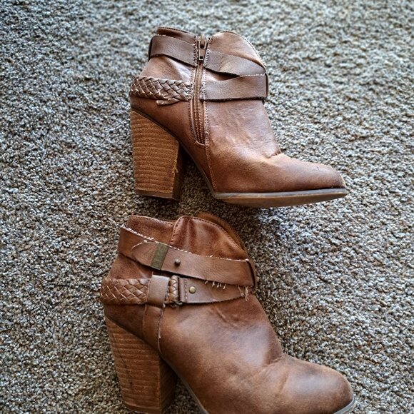 XOXO heeled belted bootie shoe, size 6.5M Kasper comfortable heeled short heel - Picture 5 of 11